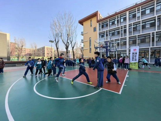 6686体育各地中小学改进体育教育：让年轻一代在运动中强意志健身心(图1)
