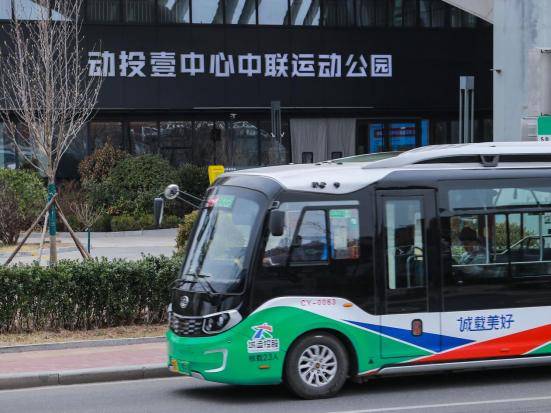 春光正好宜健身城阳巴士“春日跃动”主题巴士上路6686体育平台(图2)