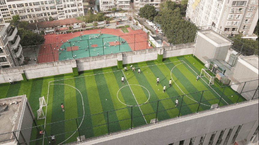 向天借地向上生长 成都市七中育才学校学道分校楼顶运动场景再上新6686体育app(图1)