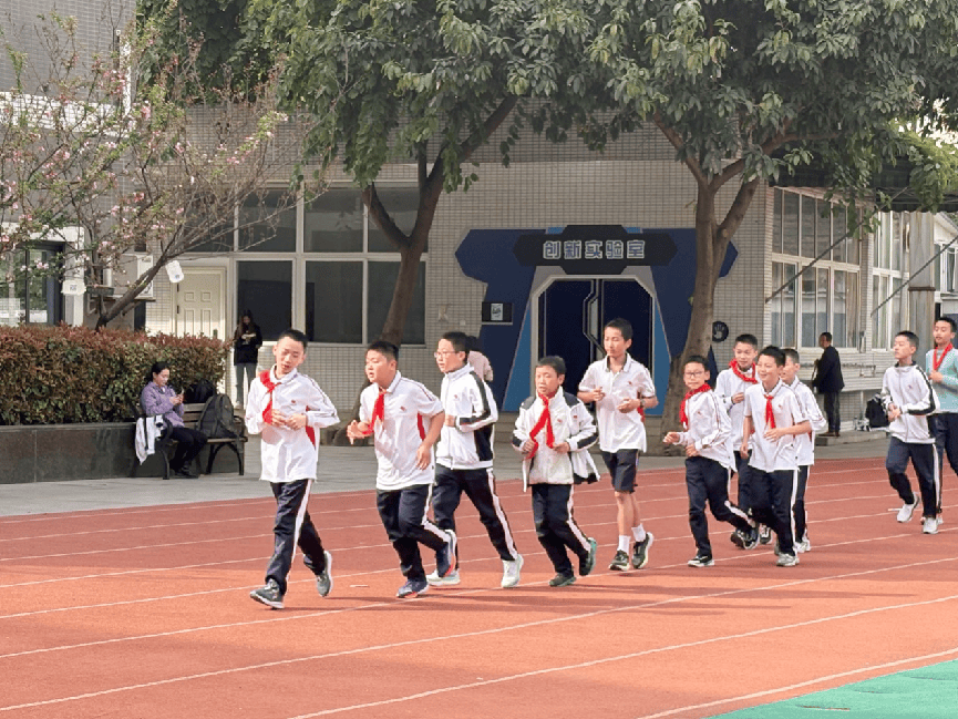 向天借地向上生长 成都市七中育才学校学道分校楼顶运动场景再上新6686体育app(图4)